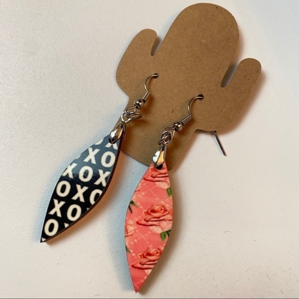 NEW Valentine’s Day 2 Sided “XOXO’s & Roses” Dangling Earrings